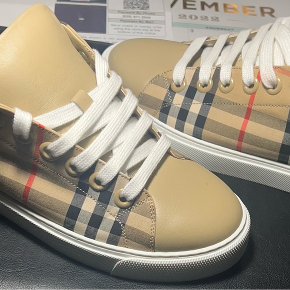Size 37 Burberry sneaker only worn once - Picture 4 of 7
